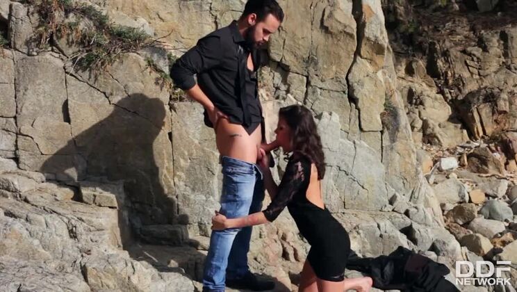 Verona Sky's Naughty Beach Blowjob