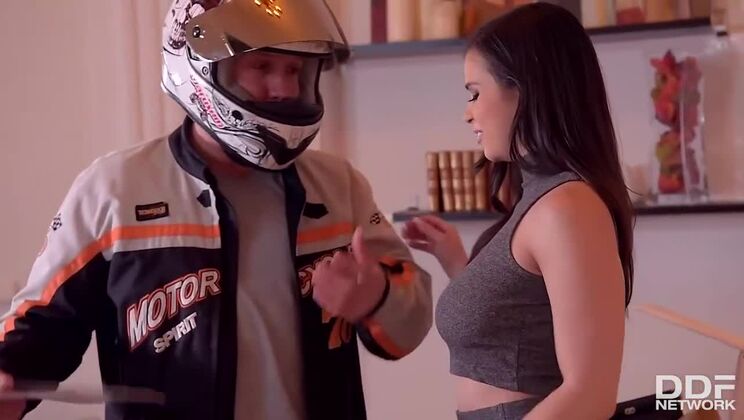 Brunette Office Babe Gives Blowjob to Delivery Guy