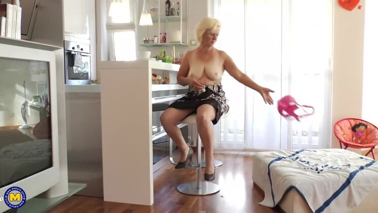 Wild Blonde Bombshell Janice Gets Drenched And Dirty