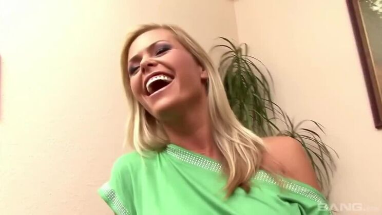 Blonde Hottie Gets Off with Her Trusty White Vibrator