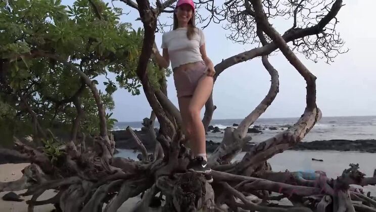 Jill Kassidy Gets Fingered on the Beach!