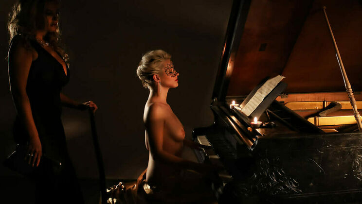 Blonde Babe Unleashed 1