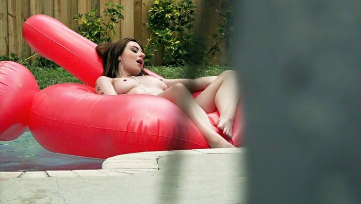 Sexy Scarlet's Sneaky Poolside Blowjob