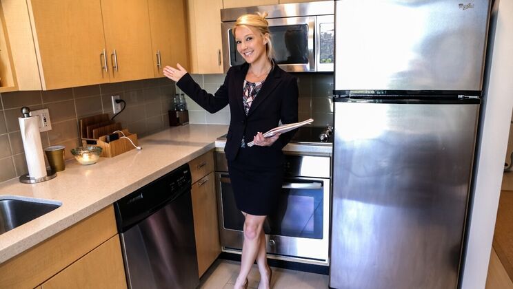 Blonde Bombshell Laura Bentley's Naughty Milf-Estate Romp