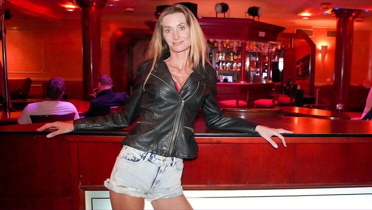 Mia's Club Debut Blowjob Bash