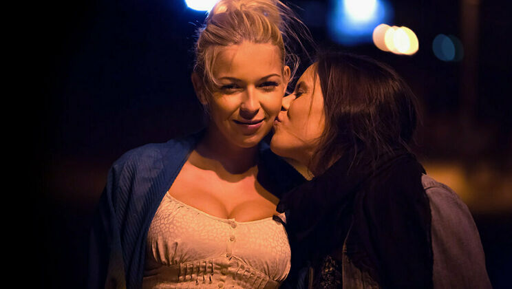 Blonde Bombshell's Lesbian Invitation