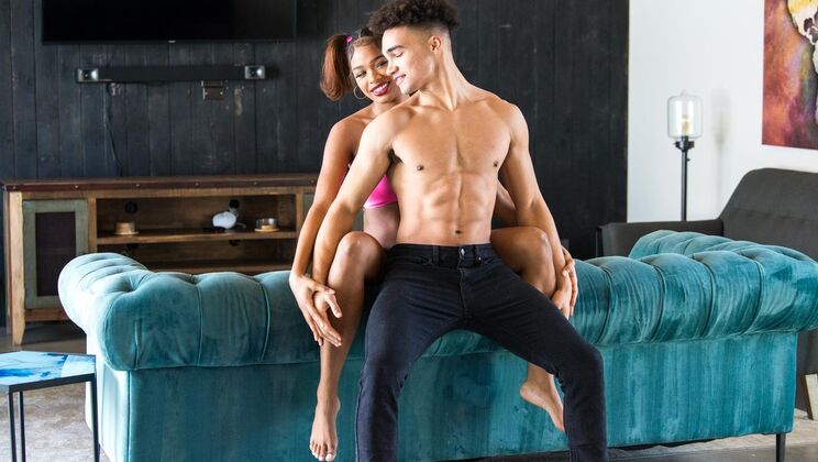 Justin Tyme Gets Slammed by Brianna Moore's Wet Pussy!