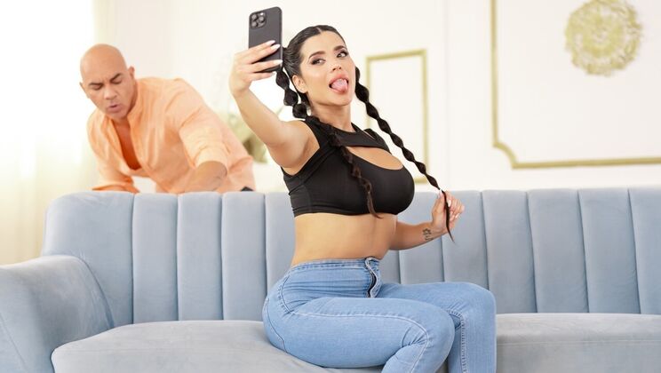  Latina Sara Takes it Big 