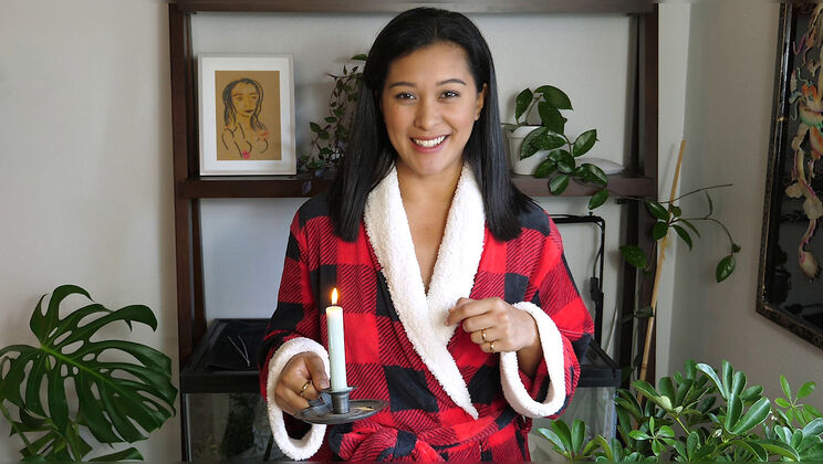 Jin Opens Her First Advent Box - 2025 Trailer