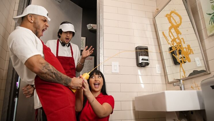 Sneaky Restaurant Sex: Bubble Butt Latina Aleksa Sucks and Rides Mike